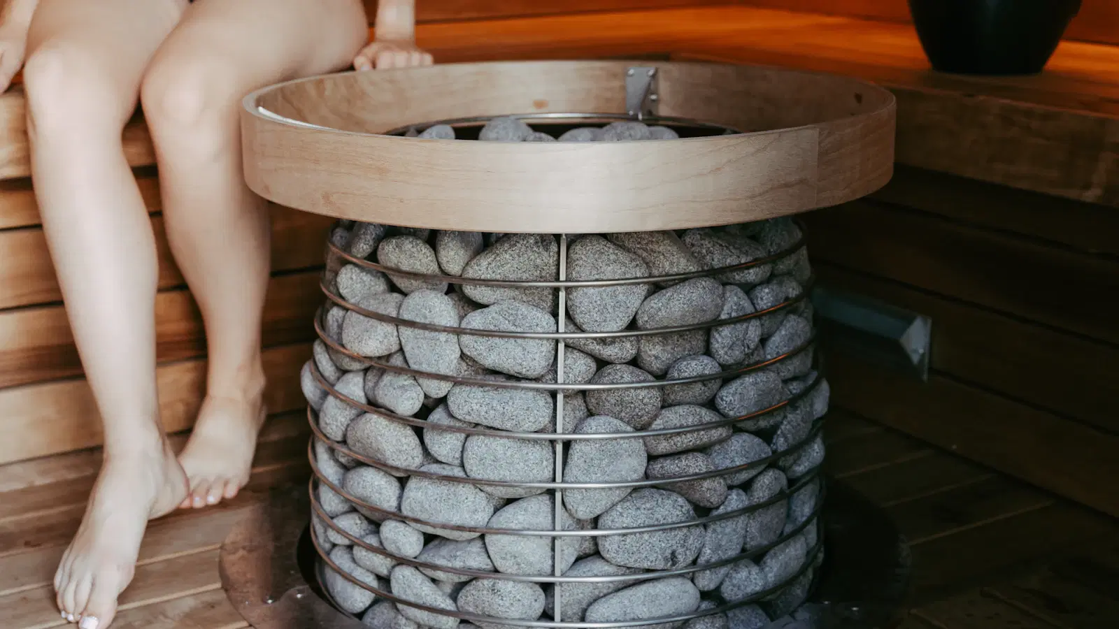 Post-chin-laser aftercare products laid out — aloe gel, fragrance-free moisturizer, mineral sunscreen for 48-hour recovery