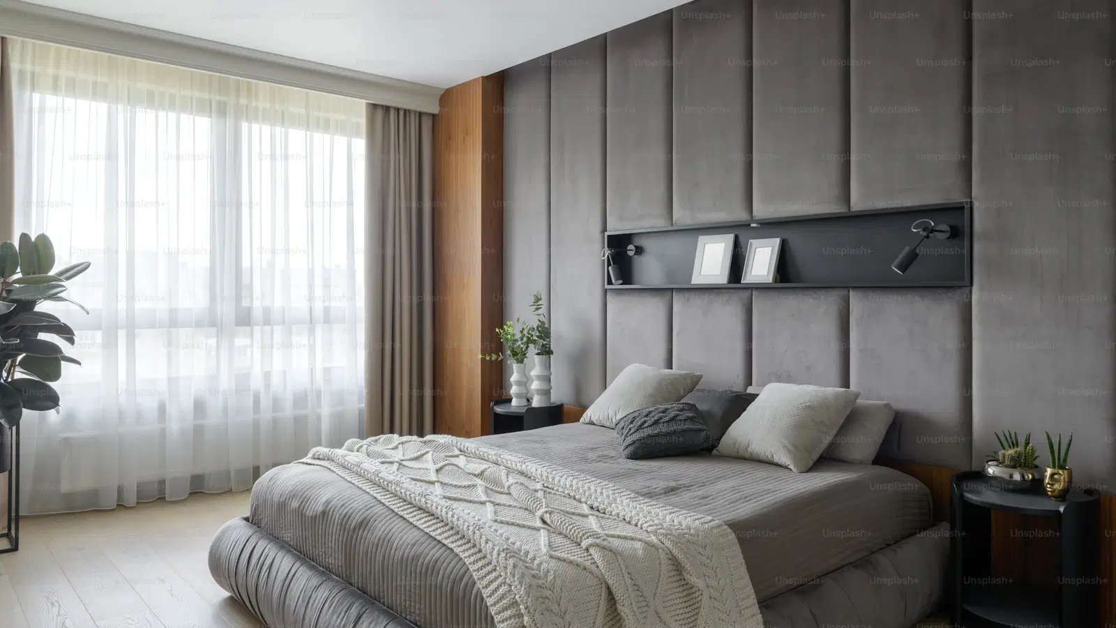 Illustrated regrowth timeline for a manzilian — smooth day 1 through week 2, light stubble week 3, ready-to-rewax at week 5