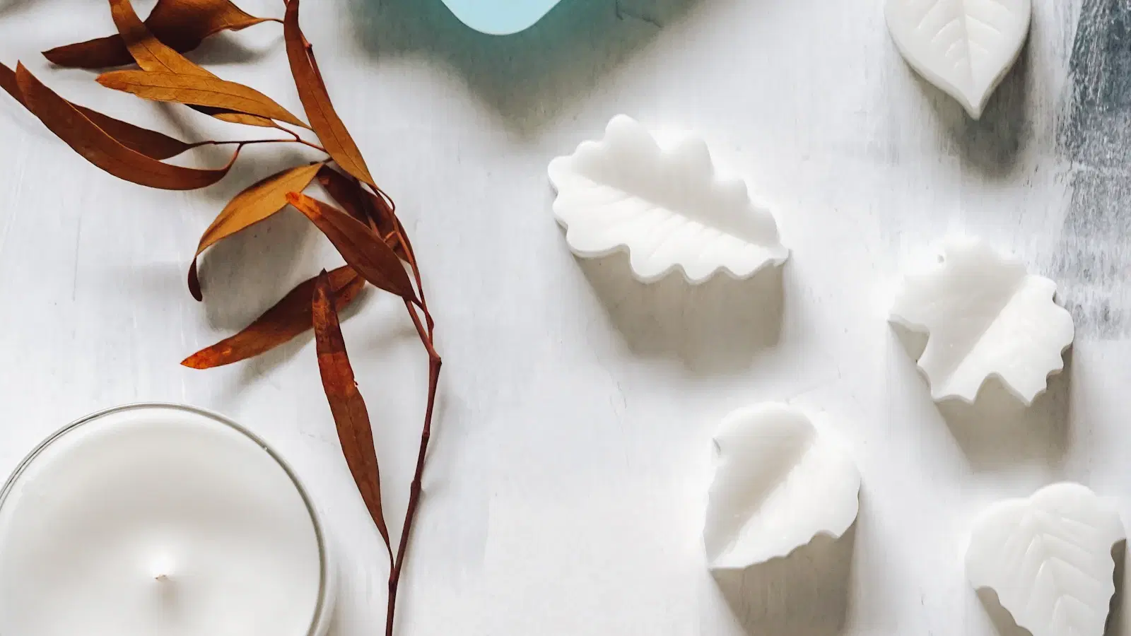 Pure aloe gel being applied to freshly depilated skin — fragrance-free cooling aftercare after male depilatory cream use