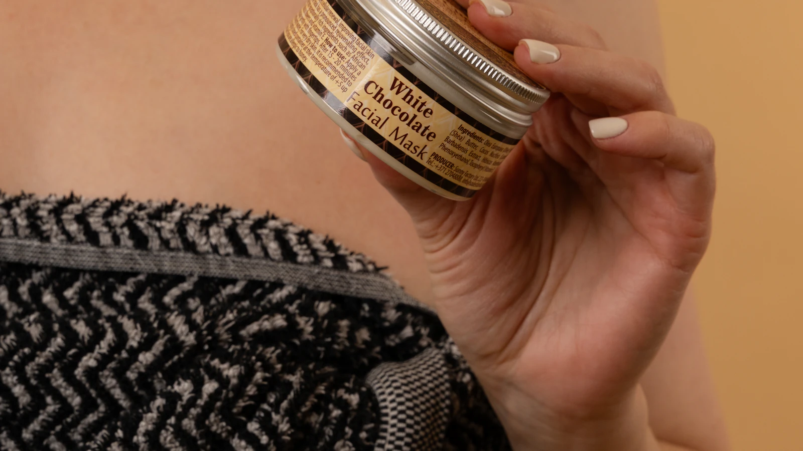 Animated demo of a weighted hip thrust for upper-hip volume — upper back on a bench, dumbbell on hips, drive up to lockout with a squeeze